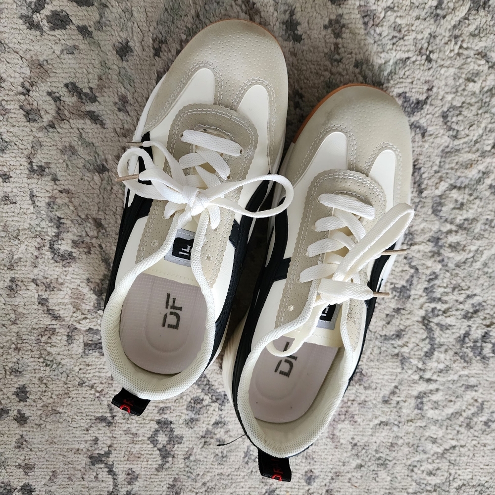 Stylish Black and White Sneakers - Picture 4 of 4